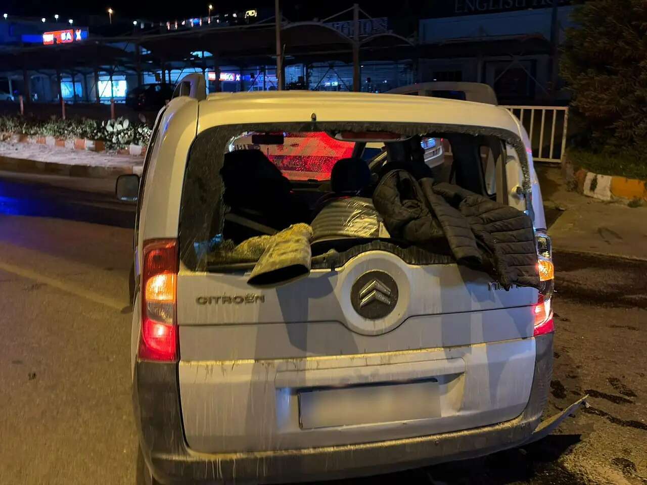 Muğla'da Kontrolden Çıkan Otomobil Bariyerlere Çarptı 1